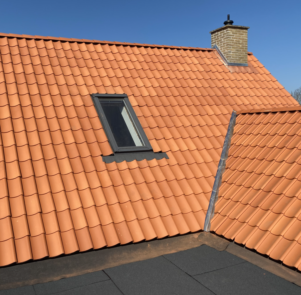 Nytt tag med tegl, takfönster, skorsten och takpapp.