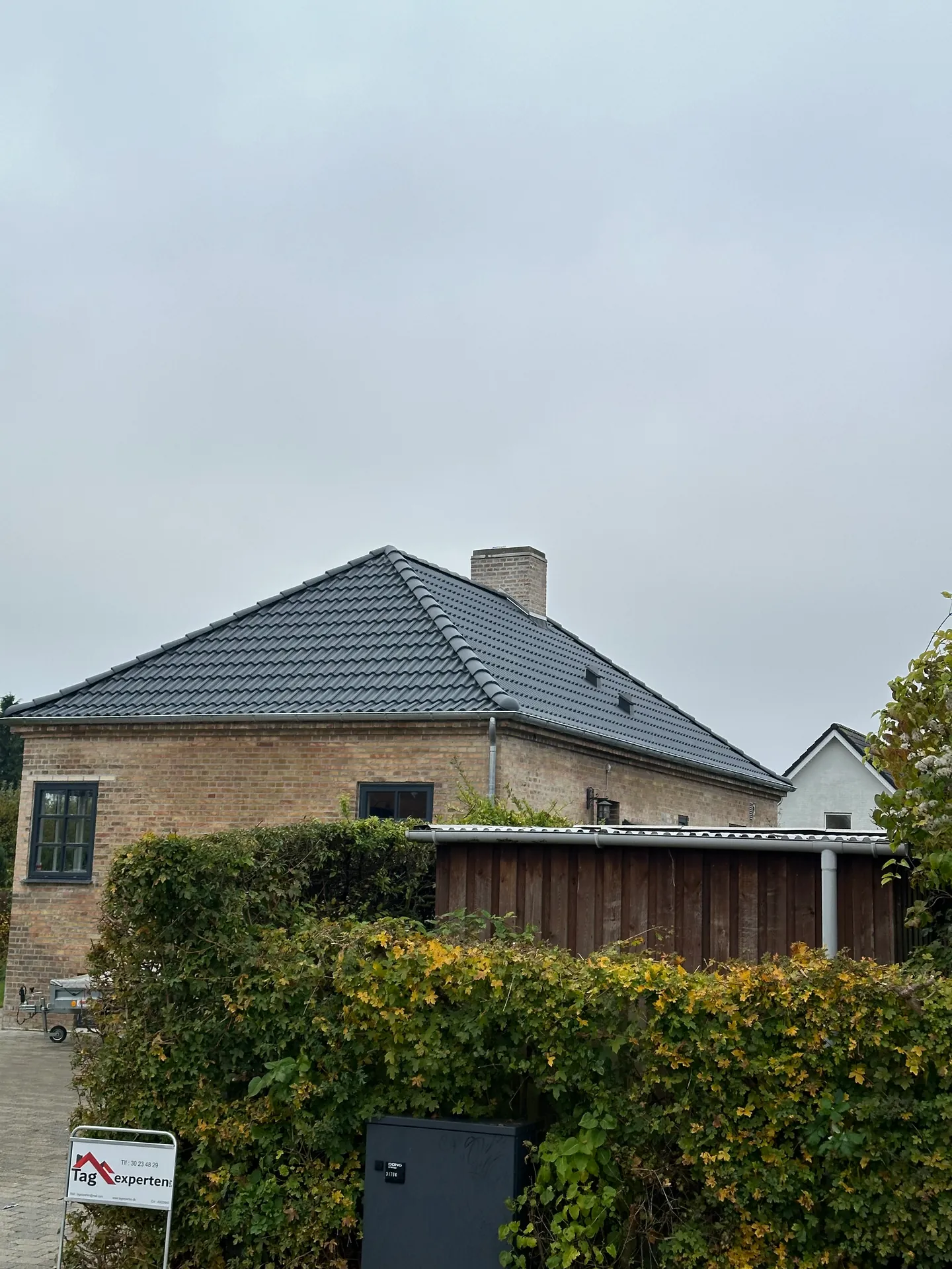 Hus med nyt gråt valmtag af betontagsten