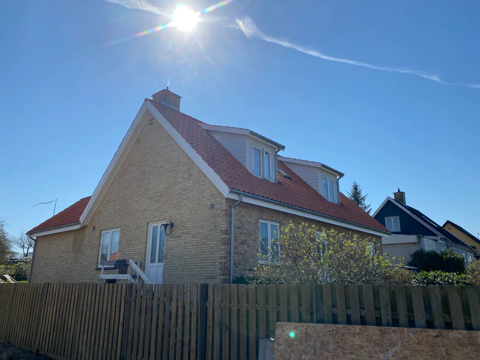 Nyt tegltag set fra haven
